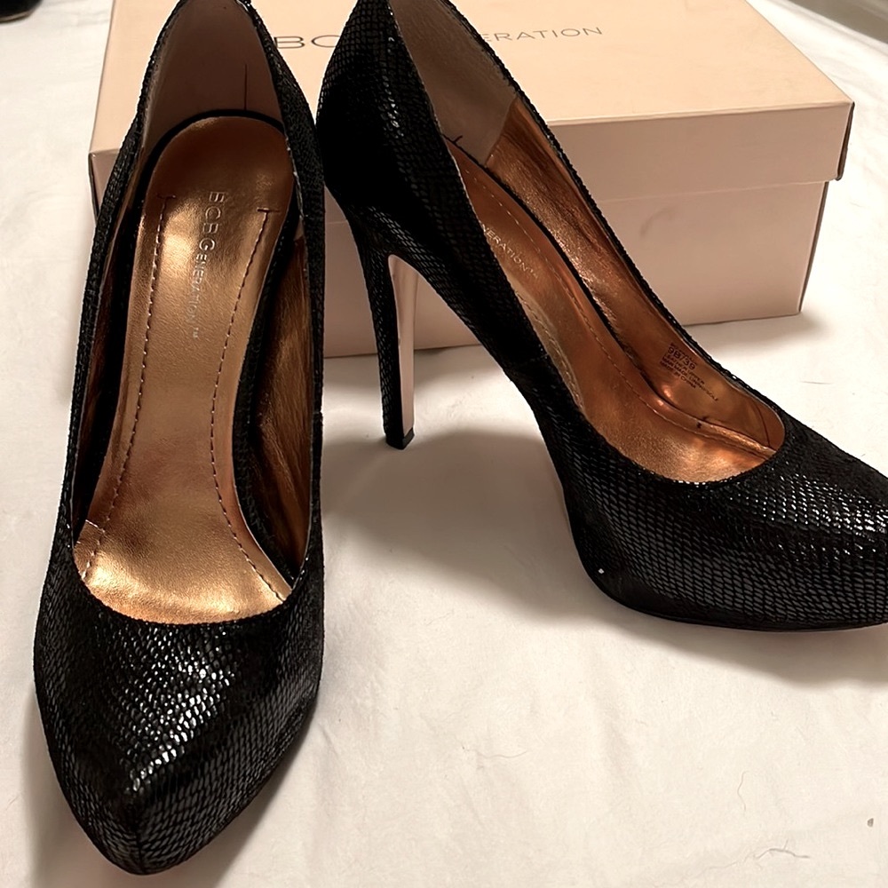 BCBG Black Pumps